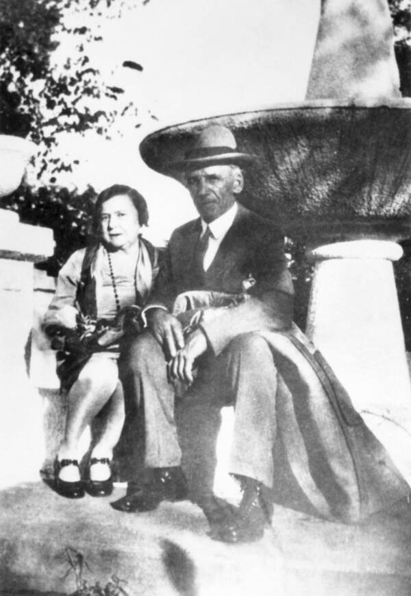 Vào năm 1931, Fred mãn hạn tù và cùng với người bạn Alvin Karpis thành lập băng đảng Barker-Karpis. Chúng sử dụng nhà của Kate Barker làm "trụ sở". Sau khi thành lập băng đảng, Fred và Alvin thực hiện một vụ cướp ở cửa hàng bách hóa tại West Plains, bang Missouri.