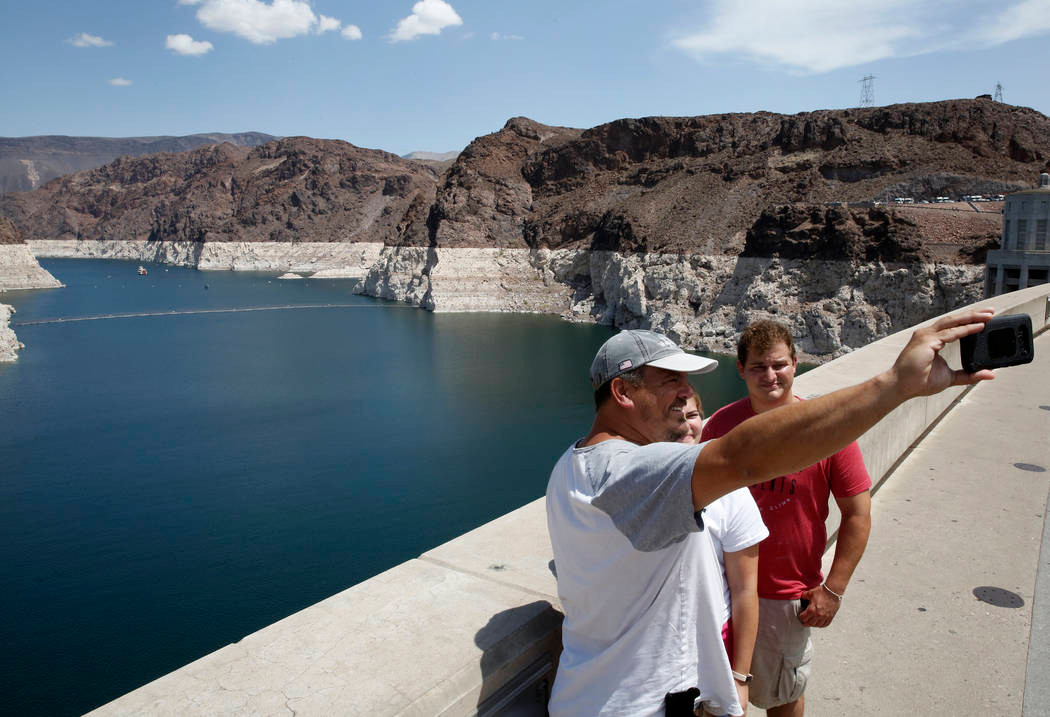 Kể từ năm 1937, chính quyền mở cửa cho phép công chúng tham quan đập Hoover. Trung bình mỗi ngày có khoảng 20.000 người ghé thăm công trình kỳ vĩ nổi tiếng nước Mỹ.