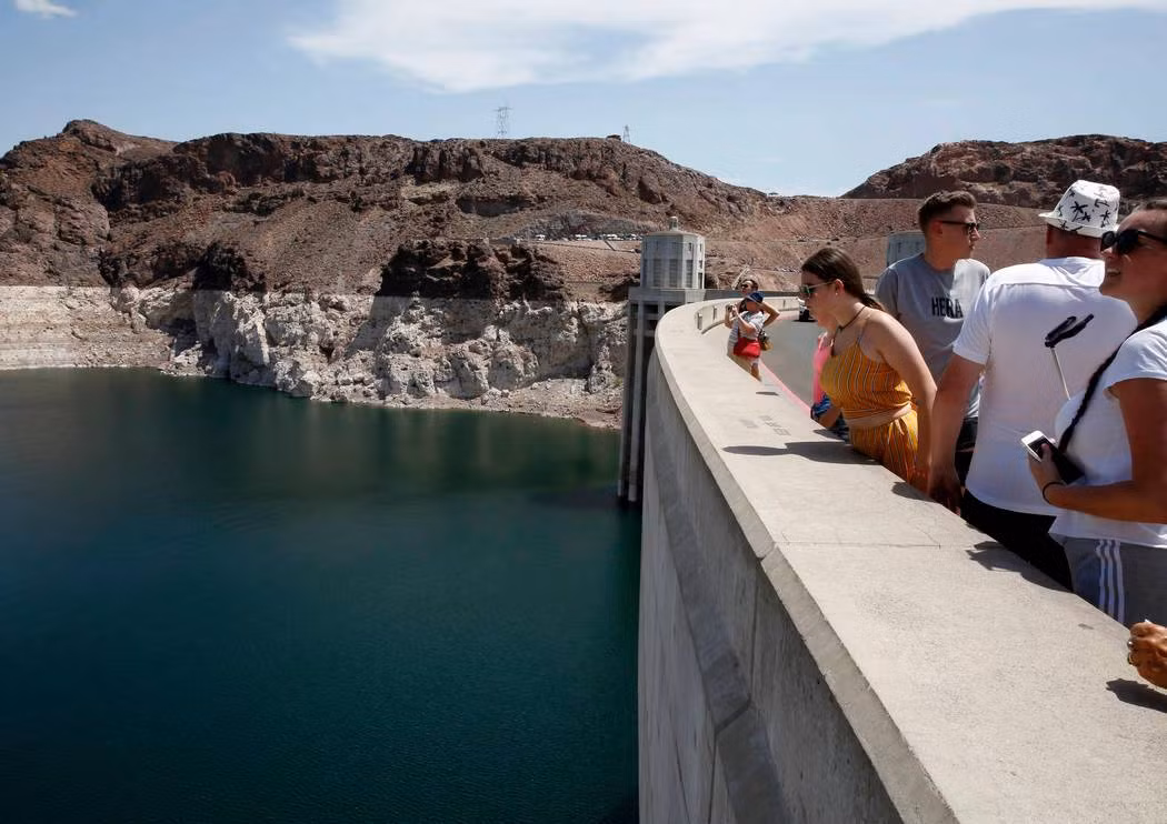 Khi đến đây, du khách có thể đi thang máy ở bên trong thân đập để tham quan, tìm hiểu cấu trúc nhà máy thủy điện, đường ống lấy nước, thiết bị đo đạc quan trắc của đập…