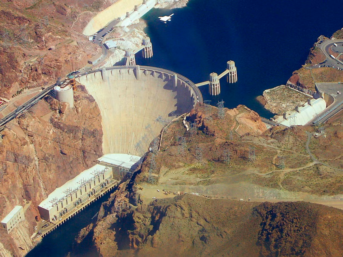Sau khi hoàn thành, đập thủy điện Hoover cao 221m, tương đương với độ cao của tòa nhà 70 tầng.