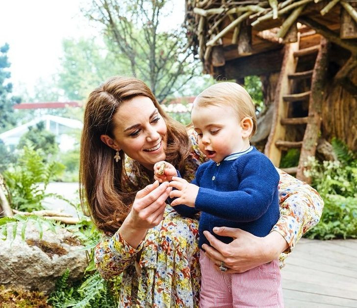 Công nương Kate Middleton chơi đùa bên con trai Louis.