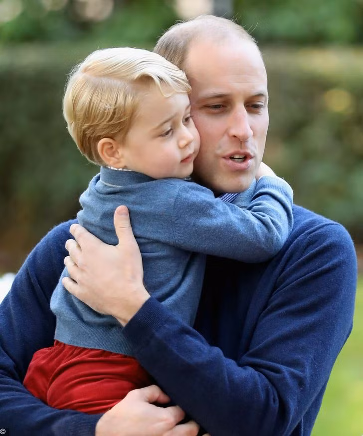 Hoàng tử William ôm con trai nhỏ vào lòng thể hiện tình yêu của một người cha.