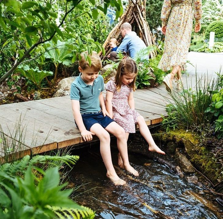 Những bức ảnh chụp gia đình của Hoàng tử William luôn nhận được sự quan tâm lớn của công chúng. Trong ảnh là gia đình 5 người của Hoàng tử William chơi đùa trong một khu vườn.