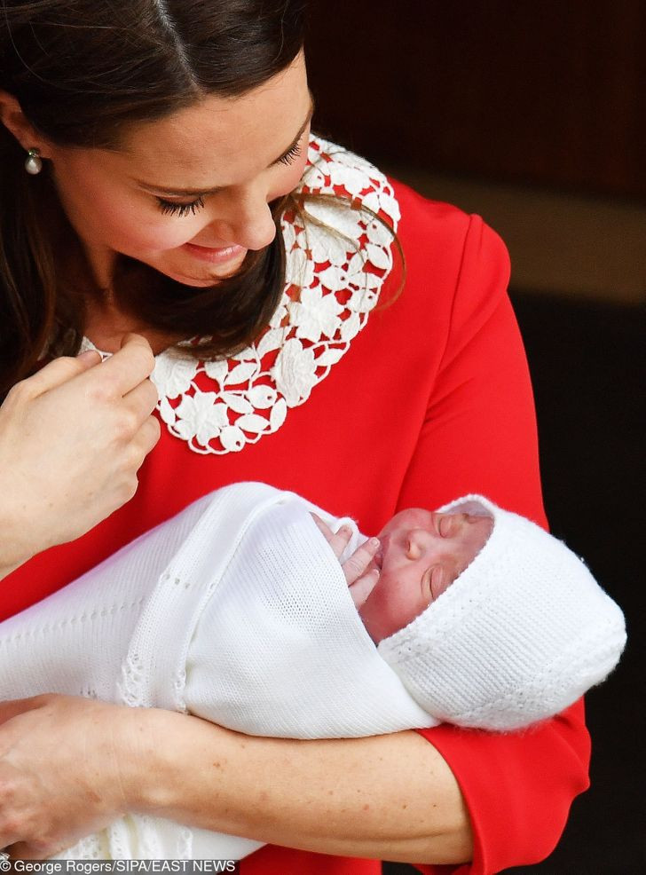 Công nương Kate Middleton bế trên tay hoàng tử Louis. Vợ của Hoàng tử William vui vẻ, rạng rỡ trong ngày xuất viện sau khi sinh con trai thứ hai.