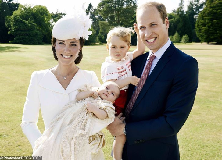 Gia đình vợ chồng Hoàng tử William và Kate Middleton chụp ảnh trong lễ rửa tội của con gái - tiểu công chúa Charlotte.