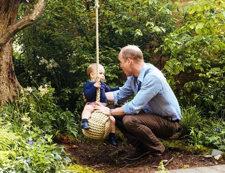 Hoàng tử William chơi đùa cùng con trai út - hoàng tử nhí Louis.