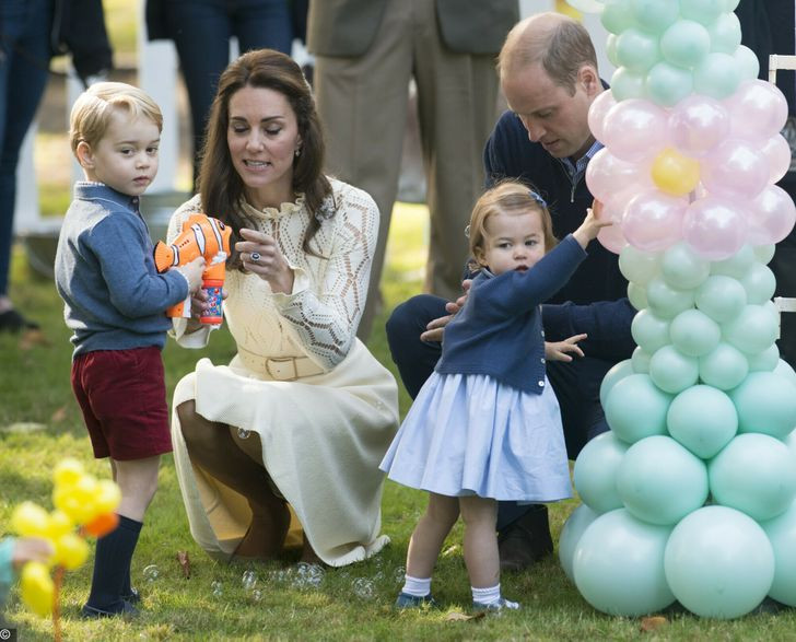 Hoàng tử William và Công nương Kate Middleton đưa hai con tham dự một bữa tiệc dành cho trẻ em.