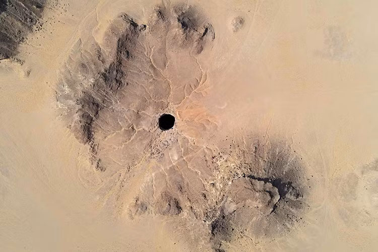 Theo nghiên cứu, khảo sát của các nhà khoa học, giếng Barhout rộng 30m và được cho là có độ sâu từ 100 - 250m. Hiện các chuyên gia chưa thể xác định độ sâu chính xác của giếng này.