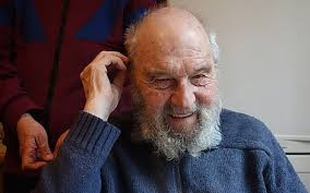 Do đó, ông Blake bị bắt giữ và đưa về Anh xét xử. Kết thúc phiên xét xử, ông đối mặt bản án 42 năm tù. Tuy nhiên, sau 5 năm ngồi tù, điệp viên 2 mang này vượt ngục thành công.