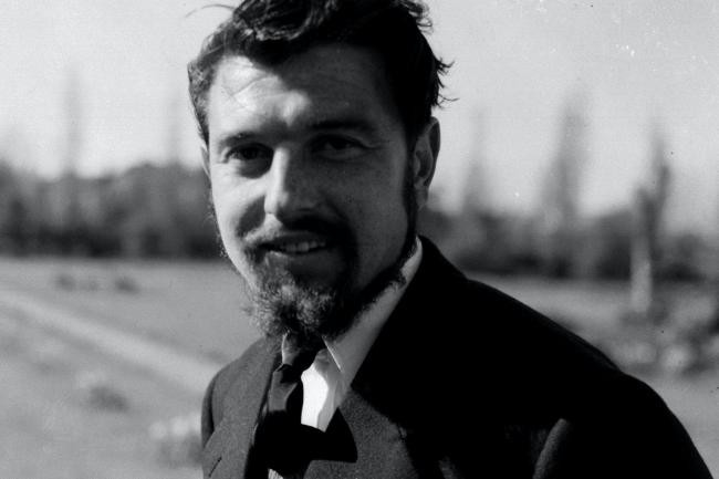 Trong số này có việc ông chuyển cho tình báo Liên Xô danh sách hàng trăm điệp viên Anh đang hoạt động bí mật ở nhiều nước Đông Âu.