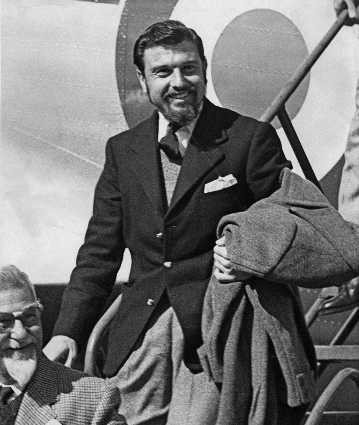 Về sau, ông Blake được tình báo đối ngoại Anh (MI-6) để mắt tới và chiêu mộ vào hàng ngũ điệp viên. Sau khi gia nhập MI-6, ông học thêm tiếng Nga do nhiệm vụ chính của ông là thu thập các tin tình báo về Liên Xô.