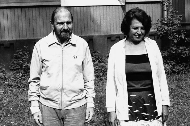 Vì vậy, điệp viên Blake tự nguyện cung cấp thông tin tình báo cho Ủy ban An ninh Quốc gia Liên Xô (KGB). Sau khi trở về Anh và được điều chuyển đến Berlin, Đức, ông vừa làm việc cho chính quyền London vừa bí mật gửi một số thông tin mật cho KGB.