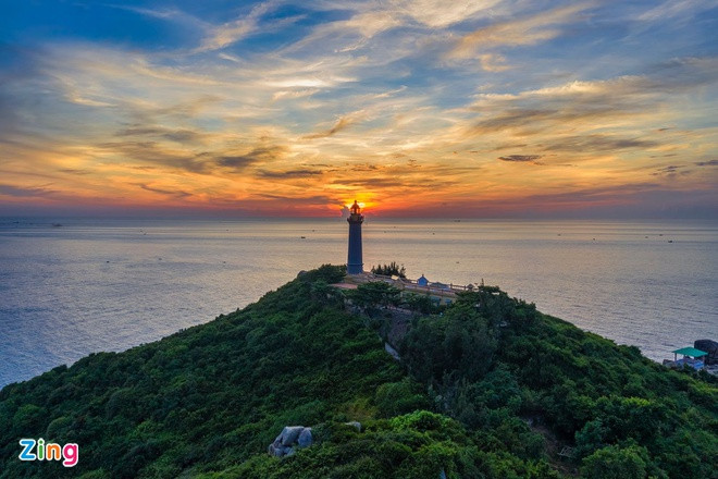 Mũi Điện, hay Mũi Đại Lãnh, thuộc địa phận thị xã Đông Hòa, tỉnh Phú Yên, cách TP Tuy Hòa khoảng 35 km về phía đông nam. Theo bia thông tin giới thiệu đặt tại đây, Mũi Điện là nơi đón ánh bình minh đầu tiên trên đất liền Việt Nam, có tọa độ 109º27'12'' E, 12º53'48'' N. Ảnh: Quang Ngọc.