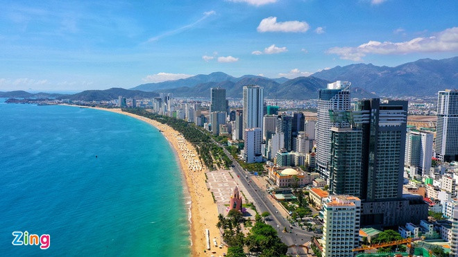 Khánh Hòa là địa phương có nhiều vịnh biển đẹp và nổi tiếng nhất Việt Nam, do Tổ chức Kỷ lục Việt Nam công bố nhân dịp Festival biển Nha Trang - Khánh Hòa 2019. Nơi đây có đường bờ biển dài khoảng 385 km với các vịnh đẹp quyến rũ như Vân Phong, Nha Trang, Cam Ranh... Trong ảnh là vịnh Nha Trang, một trong những vịnh đẹp nhất thế giới. Ảnh: Hoàng Hà.