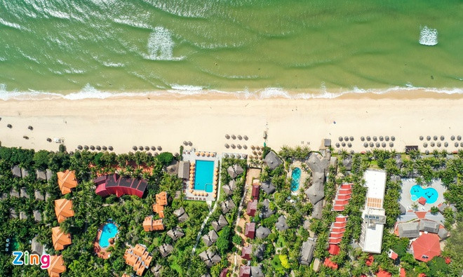 Khu du lịch quốc gia Mũi Né thuộc tỉnh Bình Thuận, được chính thức công nhận vào năm 2020, nằm trên dải đất ven biển từ xã Hòa Phú (huyện Tuy Phong) đến hết ranh giới phường Phú Hài (TP Phan Thiết), tổng diện tích khoảng 14.760 ha. Nơi đây tập trung nhiều resort, hotel nằm dọc biển, được mệnh danh "thủ đô resort" của cả nước. Ảnh: Quỳnh Danh.