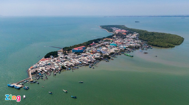 Cần Giờ là huyện duy nhất của TP.HCM giáp biển, có vị trí quan trọng trong chiến lược phát triển kinh tế - xã hội của thành phố. Huyện có thị trấn Cần Thạnh cùng 6 xã: Bình Khánh, Tam Thôn Hiệp, An Thới Đông, Thạnh An, Long Hòa, Lý Nhơn. Trong ảnh là toàn cảnh Thạnh An, xã đảo duy nhất của TP.HCM. Ảnh: Phạm Ngôn.