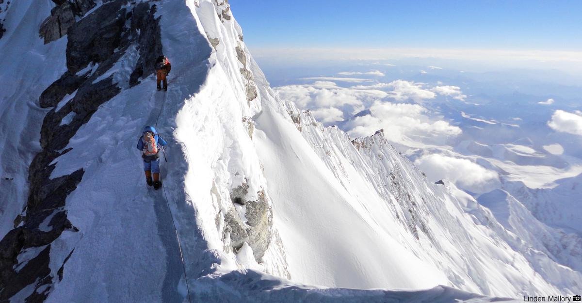 Thi hài nhiều nhà leo núi tử nạn hiện nằm rải rác trên núi Everest. Việc di chuyển thi thể của họ xuống núi gặp nhiều khó khăn và cực kỳ tốn kém.