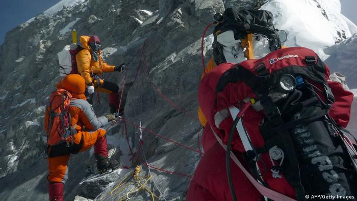 Theo các chuyên gia, địa hình núi Everest vô cùng phức tạp và nguy hiểm. Để đưa một thi thể xuống núi thường cần 6 - 8 người khỏe mạnh.