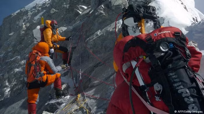 Theo các chuyên gia, địa hình núi Everest vô cùng phức tạp và nguy hiểm. Để đưa một thi thể xuống núi thường cần 6 - 8 người khỏe mạnh.