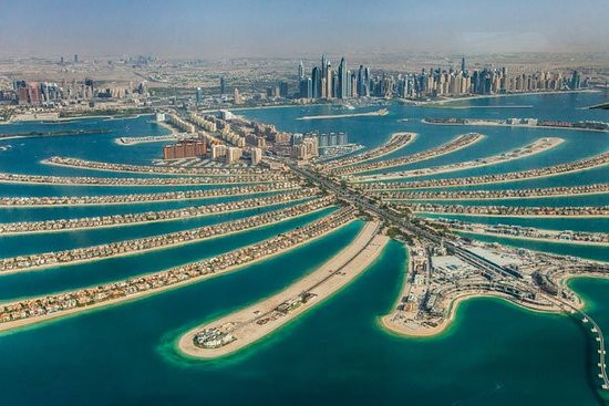Kể từ khi đi vào sử dụng, đảo nhân tạo Palm Jumeirah trở thành địa điểm du lịch nổi tiếng thế giới. Nhiều người nổi tiếng đến đây nghỉ ngơi, vui chơi giải trí như David Beckham, Shahrukh Khan...