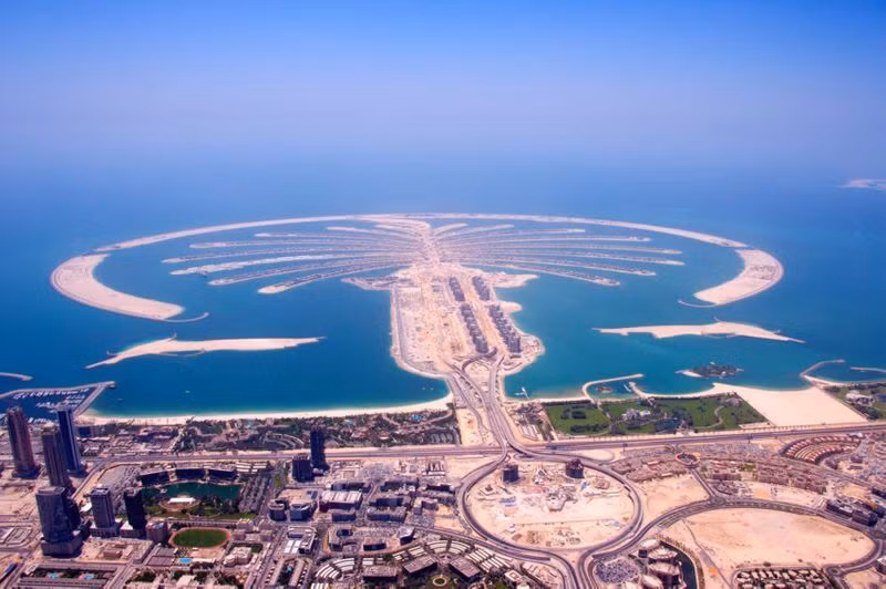  Đảo nhân tạo lớn nhất Dubai là Palm Jumeirah bắt đầu được xây dựng vào tháng 6/2001. Để xây dựng hòn đảo này, đội ngũ kỹ sư và công nhân thực hiện lấp biển.
