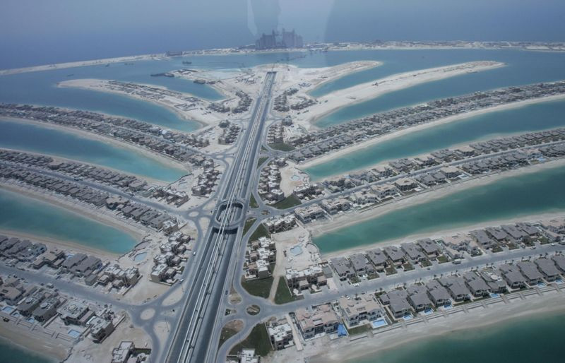 Kế đến, họ sử dụng đá và cát khai thác trong nước để xây dựng nên hòn đảo nhân tạo này. Trong số đó, người ta sử dụng đến 95 triệu m3 cát để hoàn thành đảo nhân tạo Palm Jumeirah.