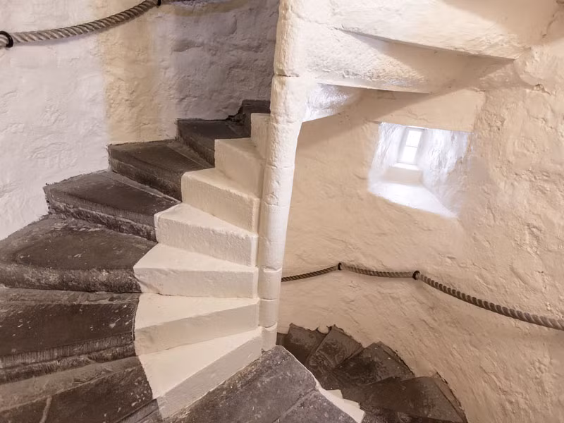 Sau cái chết của nữ chủ nhân lâu đài, một số người kể rằng đã nghe thấy những âm thanh kỳ dị. Trong số này có việc một số người làm việc trong lâu đài nghe thấy tiếng gõ cửa.