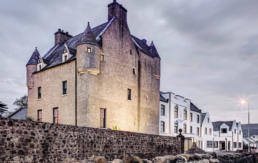 Sau khi kết hôn, lãnh chúa James Shaw mong mỏi vợ sẽ sinh cho ông một người con trai để thừa kế gia nghiệp. Mong muốn của lãnh chúa James Shaw trở thành hiện thực khi bà Isobel hạ sinh một bé trai tại lâu đài Ballygally.