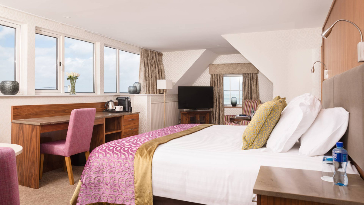 Những sự việc kỳ bí này được cho là do linh hồn của bà Isobel gây nên. Do cái chết của bà quá đau đớn cũng như bị chia cắt với con ngay sau khi sinh nên khiến nữ chủ nhân lâu đài không siêu thoát.