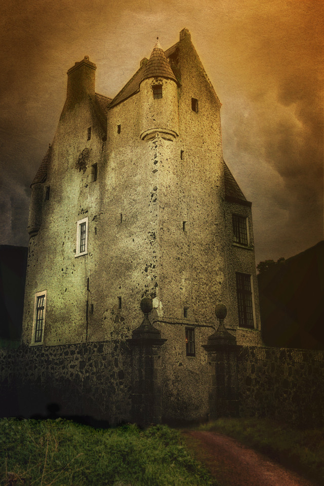 Sau nhiều ngày bị chồng lấy mất con và bị nhốt trong phòng không có người chăm sóc, bà Isobel nhảy ra khỏi cửa sổ xuống đất và tử vong.