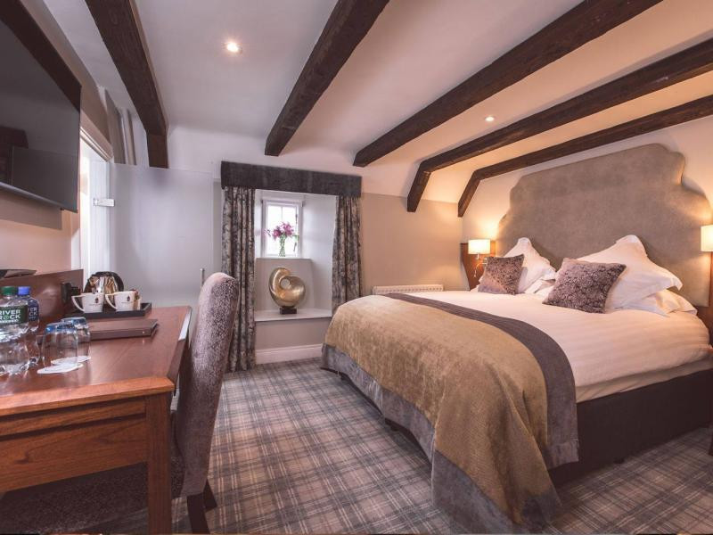 Thế nhưng, một giả thuyết cho rằng, bà Isobel bị người của lãnh chúa James Shaw xô ngã từ trên cửa sổ xuống. Không ai biết lý do vì sao mà ông lại làm điều đó với người vợ đã sinh cho ông một bé trai.