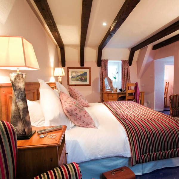 Thế nhưng, khi họ ra mở cửa thì không thấy bất cứ người nào. Rùng rợn hơn, một vài người kể đã nhìn thấy những màn sương màu xanh kỳ lạ bao trùm toàn bộ lâu đài.