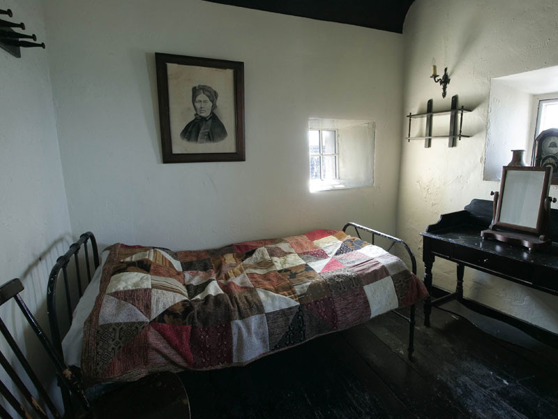 Người dân địa phương cho rằng, bà Isobel nhảy ra cửa sổ vì muốn ra ngoài để tìm kiếm người con bé nhỏ bị chồng đưa đi. Vì vậy, bà tử vong khi cố đi tìm con.