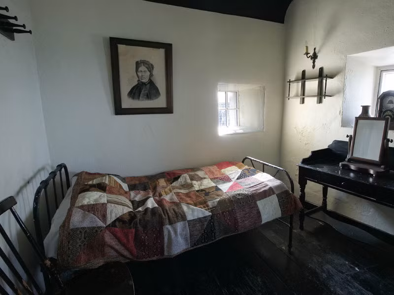 Người dân địa phương cho rằng, bà Isobel nhảy ra cửa sổ vì muốn ra ngoài để tìm kiếm người con bé nhỏ bị chồng đưa đi. Vì vậy, bà tử vong khi cố đi tìm con.