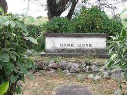 Mỗi khi giết một người, gã sát nhân Ratu Udre Udre sẽ đặt một viên đá nhỏ lên phía trước ngôi mộ của mình.