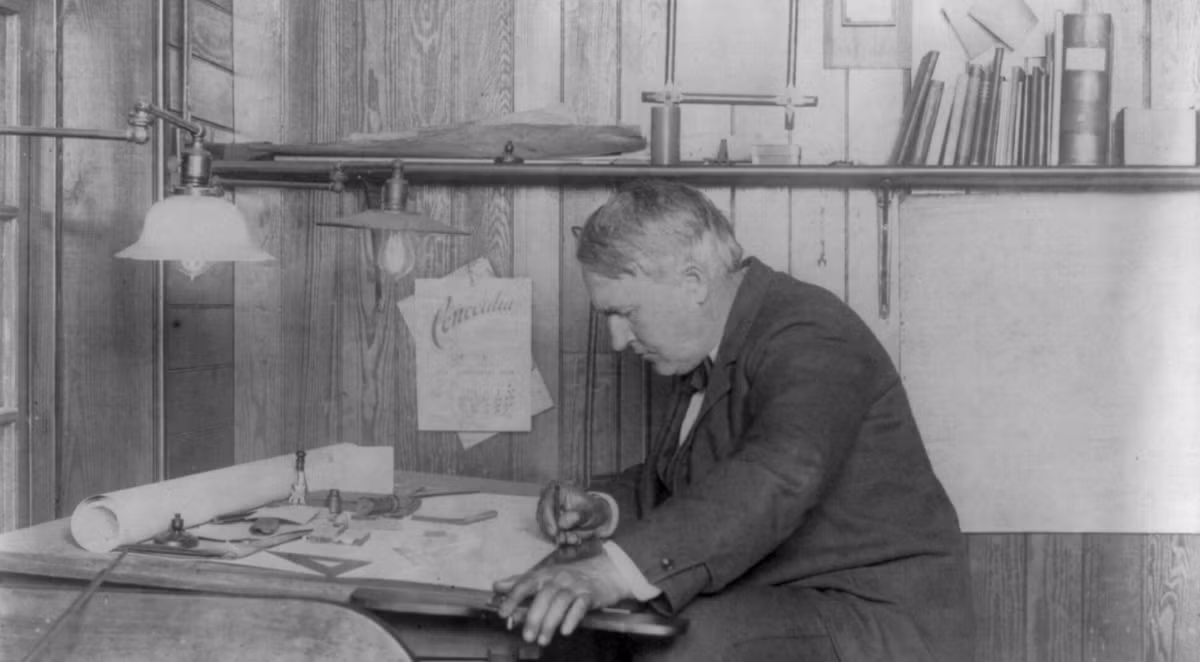 Sau nhiều lần thất bại, Thomas Edison cũng tìm ra vật liệu thích hợp đó chính là sợi các bon được chế ra từ thân cây tre. Nhờ vậy, vào cuối năm 1789, Edison đăng ký bản quyền phát minh bóng đèn ở Mỹ.