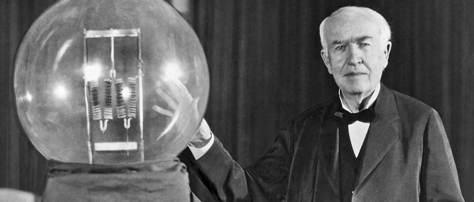 Vào năm 1878, nhà phát minh thiên tài người Mỹ Thomas Edison bắt tay vào nghiên cứu bóng đèn dây tóc. Để có được phát minh huyền thoại này, ông thực hiện hơn 10.000 thử nghiệm.