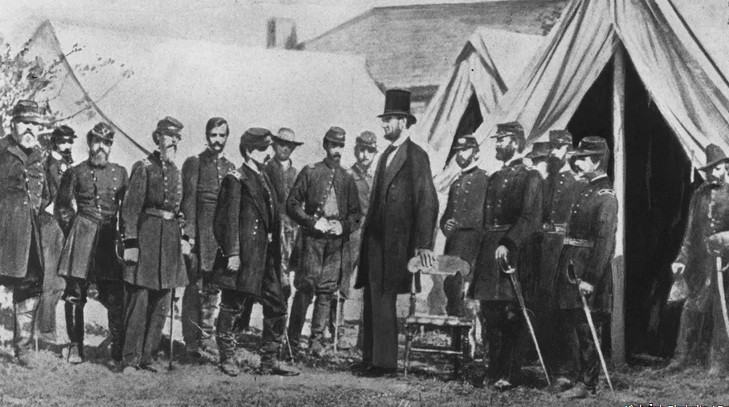 Theo ông Holzer, một trong những lý do khiến ông Lincoln đội loại đó mũ là vì để chống lại thời tiết nắng nóng khắc nghiệt.