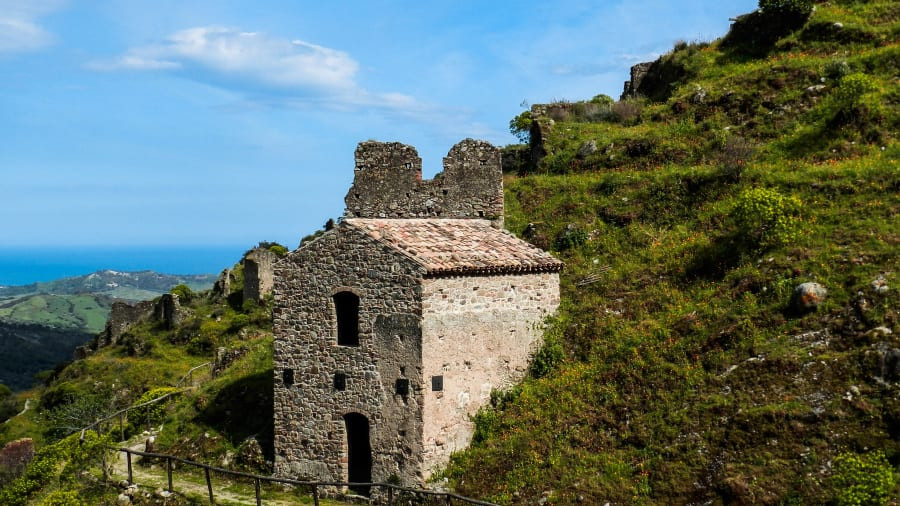 Thêm nữa, người chuyển tới sống tại các ngôi làng như Civita, Samo &amp; Precacore, Bova... phải đăng ký cư trú tại những nơi này. Những cư dân mới chuyển đến không quá 40 tuổi.
