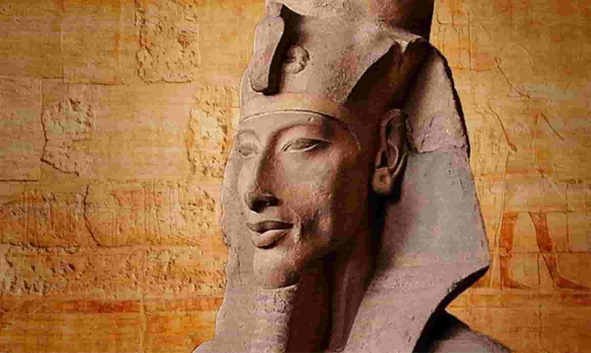 Triều đại của pharaoh Akhenaten được nhiều người nhớ đến với việc từ bỏ tín ngưỡng đa thần giáo của Ai Cập và chuyển sang tín ngưỡng thờ cúng một vị thần duy nhất - thần Mặt Trời Aten, gọi là nhất thần giáo.