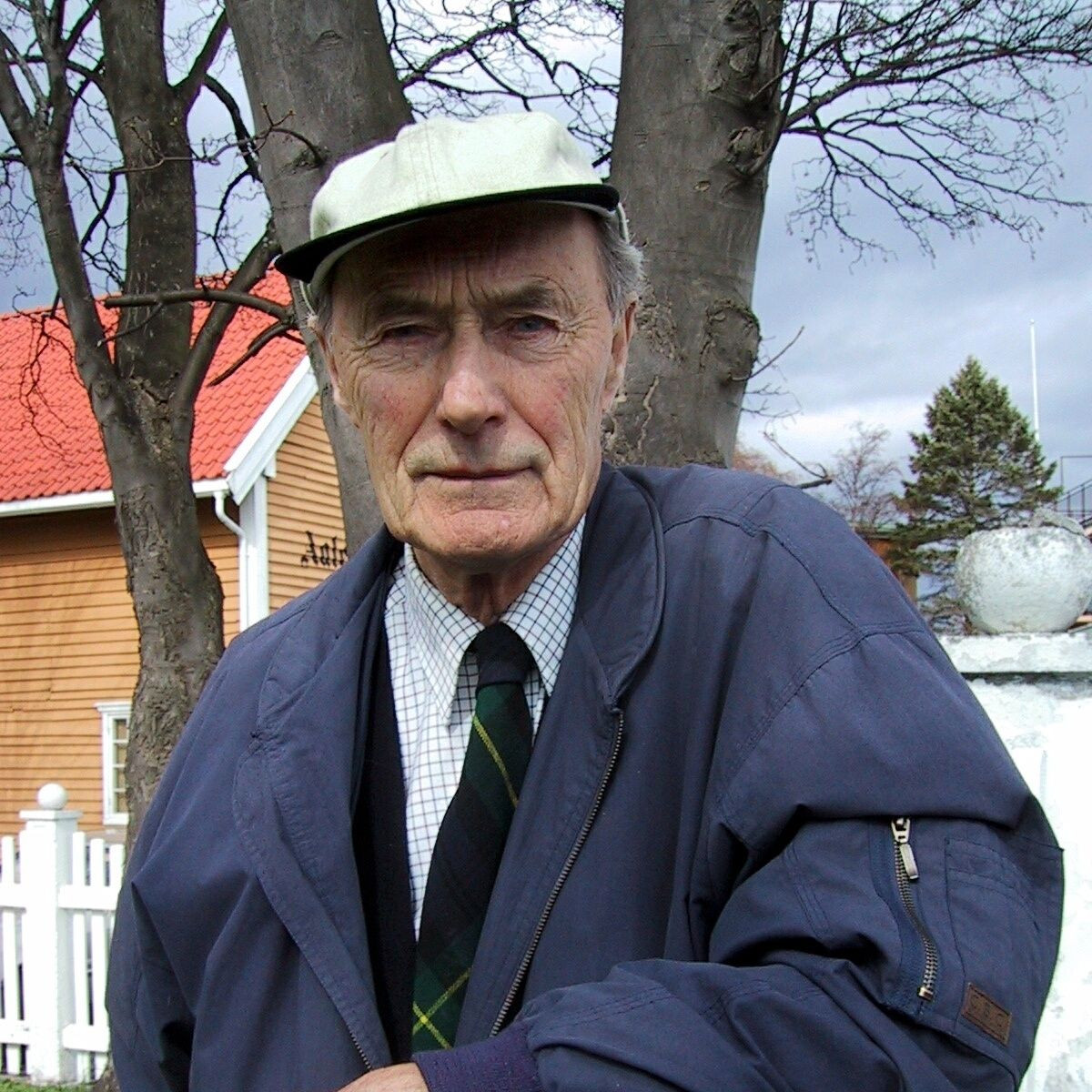 Sau khi lên kế hoạch tỉ mỉ, Roenneberg dẫn đầu nhóm đặc nhiệm tiếp cận nhà máy sản xuất nước nặng Norsk Hydro vào đêm ngày 27/2/1943. Đội đặc nhiệm của Roenneberg bí mật lẻn vào bên trong nhà máy mà không bị quân Đức phát giác. Kế đến, họ bố trí các khối thuốc nổ và hẹn thời gian nổ.