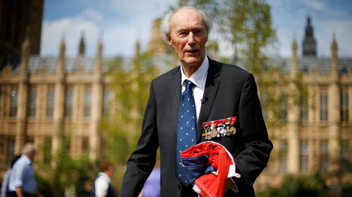 Nước nặng có tên hóa học D2O. Đây là thành phần quan trọng được các nhà khoa học sử dụng trong việc chế tạo bom nguyên tử. Kể từ sau khi Thế chiến 2 nổ ra, phát xít Đức chi bộn tiền cho các nhà khoa học nghiên cứu và phát triển các loại vũ khí mới nhằm chiếm ưu thế, thậm chí là đánh bại quân Đồng minh. Trong số này có vũ khí hạt nhân.