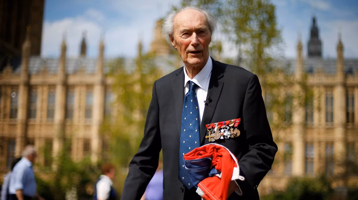 Nước nặng có tên hóa học D2O. Đây là thành phần quan trọng được các nhà khoa học sử dụng trong việc chế tạo bom nguyên tử. Kể từ sau khi Thế chiến 2 nổ ra, phát xít Đức chi bộn tiền cho các nhà khoa học nghiên cứu và phát triển các loại vũ khí mới nhằm chiếm ưu thế, thậm chí là đánh bại quân Đồng minh. Trong số này có vũ khí hạt nhân.