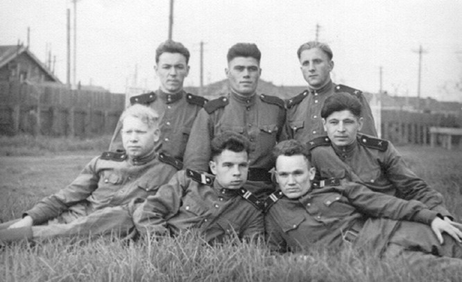 Do đó, vào năm 1949, trung sĩ Lavrientev viết thư gửi cho nhà lãnh đạo Stalin về việc biết cách chế tạo bom nhiệt hạch. Thế nhưng, ông không nhận được phản hồi nào. Một năm sau, ông viết lá thư khác nhưng gửi cho Ủy ban Trung ương Đảng Cộng sản Liên Xô CPSU.