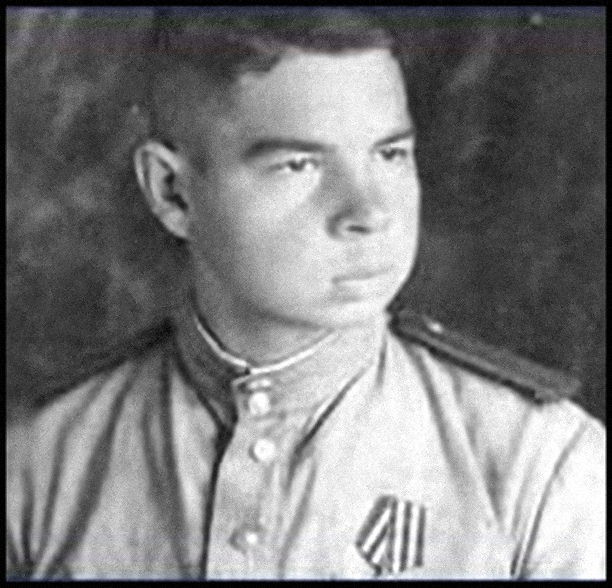 Sau khi đọc cuốn sách “Giới thiệu về vật lý hạt nhân”, ông bắt đầu hứng thú về vấn đề này và mơ ước trở thành nhà khoa học hạt nhân. Tuy nhiên, ông chỉ học đến lớp 7 thì nghỉ. Vào năm 1944, Lavrientev tình nguyện nhập ngũ và chiến đấu cho Hồng quân Liên Xô trong chiến dịch giải phóng các nước Baltic và từ mặt trận trở về với nhiều huy chương.