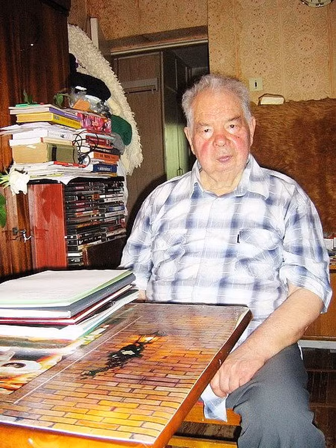 Không những vậy, Lavrentiev còn bị cắt học bổng, thu hồi lại căn phòng ở Moscow. Vào năm 1956, ông được chuyển đến làm việc tại Viện Vật lý và Công nghệ Kharkov. Dù có hơn 100 công trình khoa học nhưng Lavrentiev không được công nhận tài năng một cách đúng đắn.