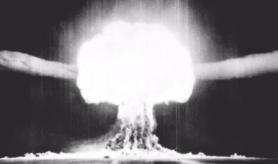 Đến tháng 5/1951, Lavrentiev được nhận vào Phòng thí nghiệm Dụng cụ đo lường của Viện Hàn lâm Khoa học Liên Xô LIPAN (hiện là Viện Kurchatov).