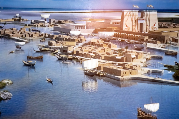 Các thương nhân Hy Lạp đã xây dựng những khu vực đền thờ cho riêng gần với ngôi đền khổng lồ của thần Amun.