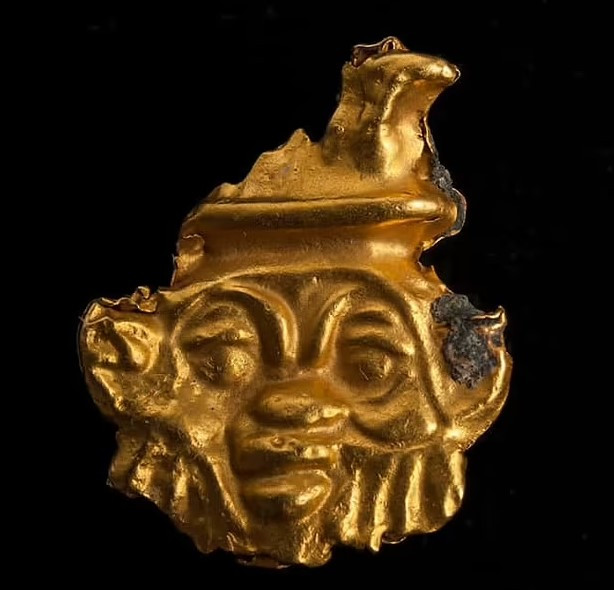 Những khối đá từ ngôi đền đổ sập xuống khiến con tàu bị đắm. Không những vậy, nhiều khu vực trong thành phố cổ Heracleion cũng bị phá hủy và nhấn chìm xuống biển trong thảm kịch kinh hoàng trên.