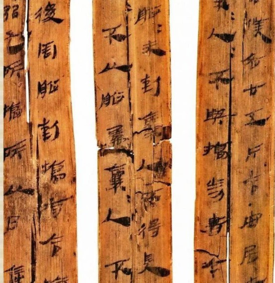 Các chuyên gia tỉ mỉ khôi phục lại cuốn trúc thư gồm hơn 140.000 thẻ tre và tiến hành giải mã nội dung viết trên đó. Kết quả nghiên cứu cho thấy nội dung cổ vật nói về quận Trường Sa ở nước Ngô thời Tam Quốc. Nhiều lĩnh vực được đề cập đến như thuế quan, các vụ án, tình trạng hộ khẩu...